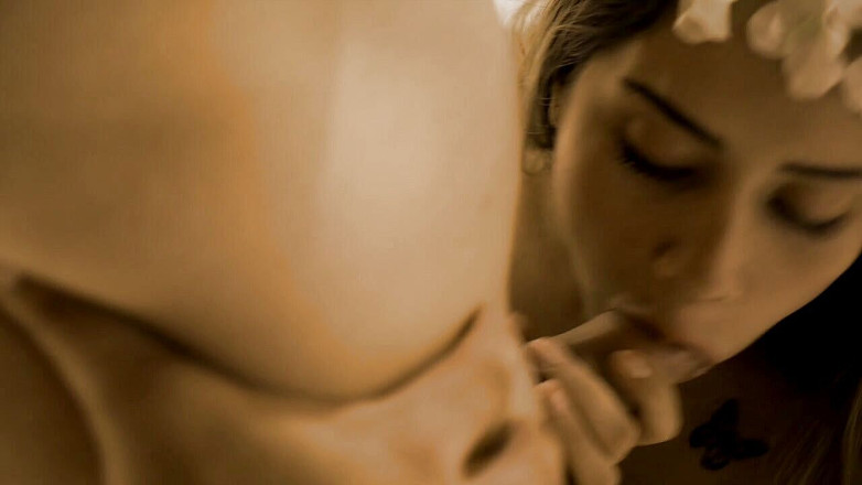Sara Blonde: Công chúa mất đi đức hạnh của mình