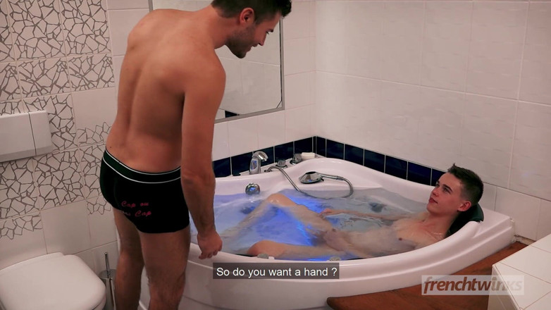 French twinks: Mladá twink překvapená zvedáním ve vaně