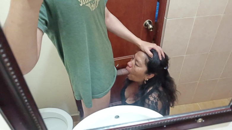 Moo DBOXXX: Creștină matură adoră să-mi sugă pula, vânzătorul de alimente a...