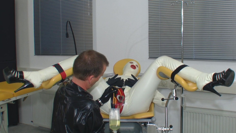 Rubber & Clinic Studio - 1ATOYS: Rubberslet op de draaistoel deel 1