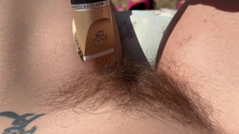 Cuteblonde666: Trimming il mio cespuglio e le mie gambe in primo...