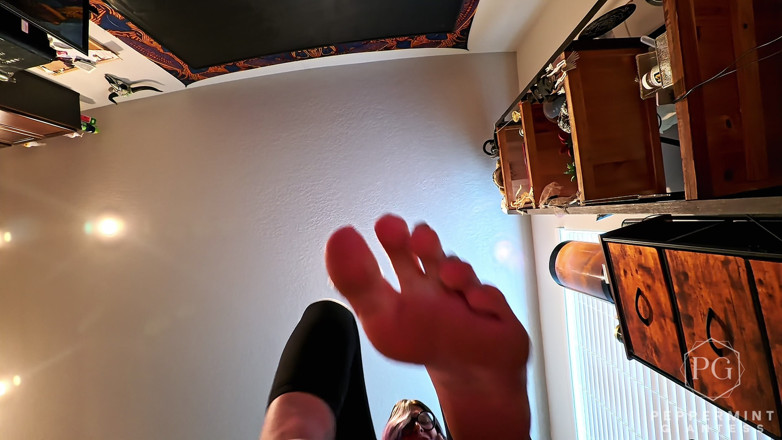 Peppermint Giantess: Tiny pOV: an den schuhen gefesselt, bekommt die volle riesin-behandlung...