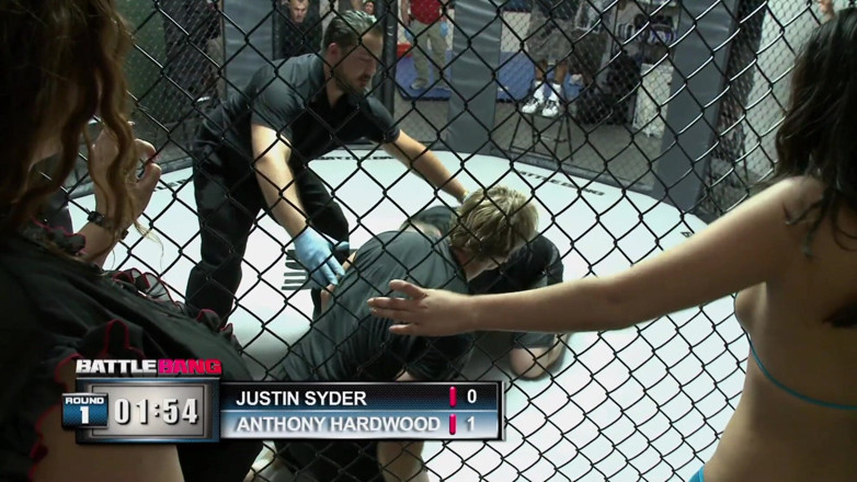 CBD Media: Un combattant de MMA baise une PAWG pulpeuse dans les...
