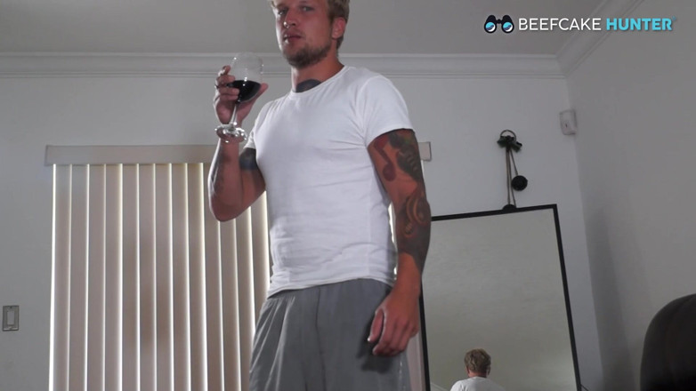 Beefcake Hunter: Бен долбят свою киску первого мужчины