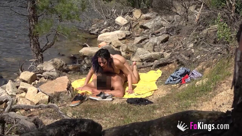 FAKings: Noa Tevez se fute cu un tip lângă un lac....
