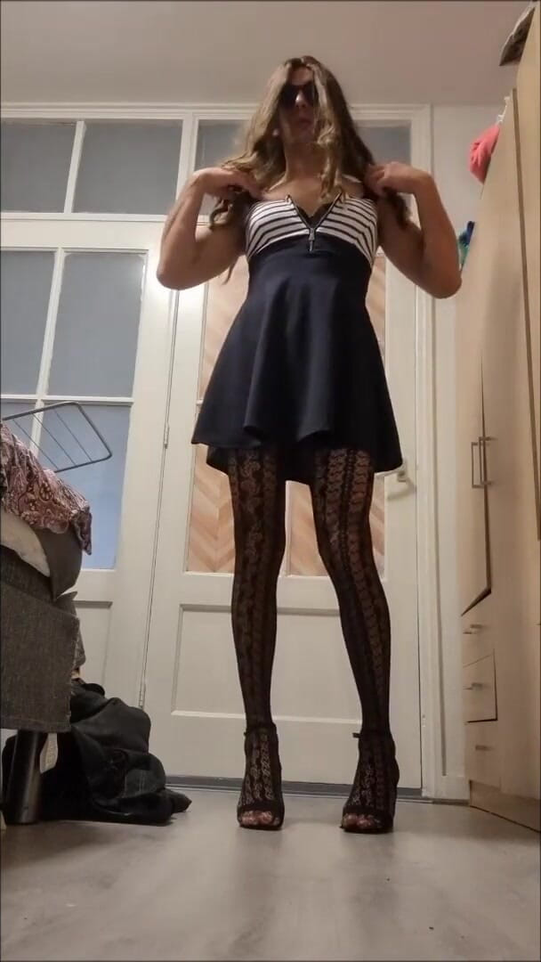 Sissy husband solo: Sissyhusband pose et chevauche 1.