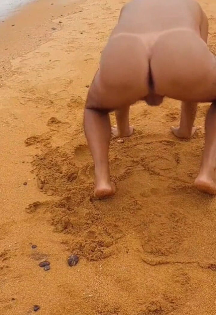 Ladysilvas: Ladysilva nuda in spiaggia vuole rotolarsi nel culo