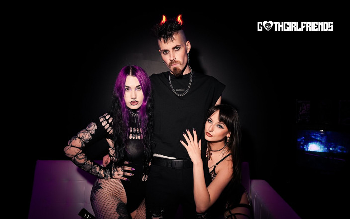 Goth Girlfriends: Dewi Gotik Mendominasi Lana Smalls