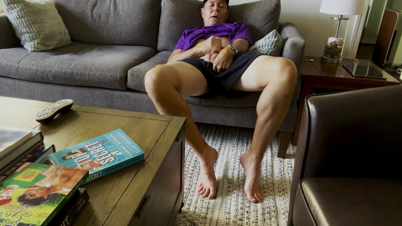 Barefoot Blake: Saya melancap di sofa saya