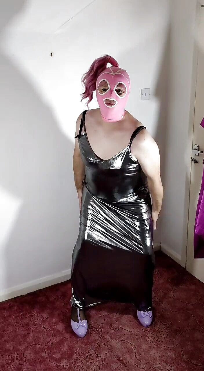 Nottstvslut: Britische TV-Schlampe Nottstvslut im glänzenden silbernen Ballkleid. Latex mit kapuze