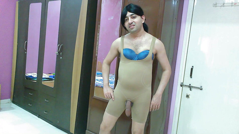Cute & Nude Crossdresser: खुले लंड के साथ नग्न आकार केवियर में प्यारी बहिन क्रॉसड्रेसर स्वीट लॉलीपॉप।