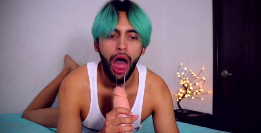 Camilo Brown: Edgy boy lutscht an diesem dildo