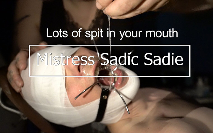 Sadic Sadie: Hårdhänt spott, slem och snor som fyller munnen