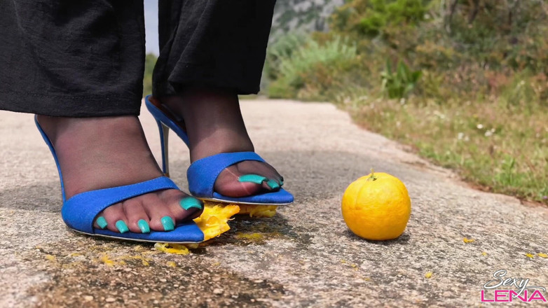 Goddess Lena: Écraser en talons hauts