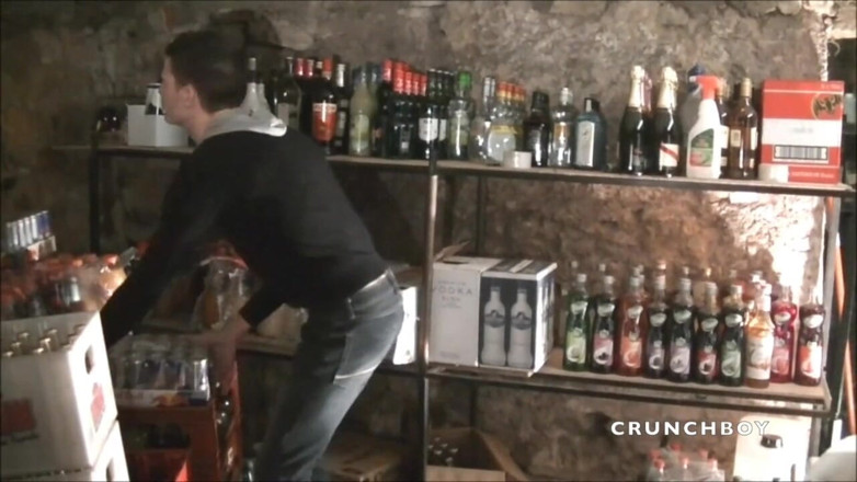 French Twinks Amator videos: Twink follada por el barman en el restaurante en uniforme