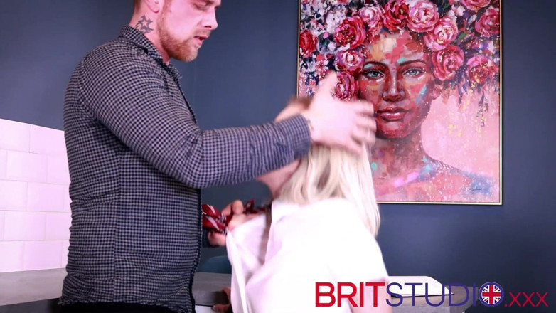 Brit Studio: 18 yaşındaki üniversiteli sarışın kız emiyor ve yutuyor
