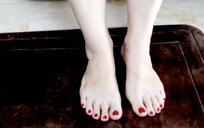 Mature_cunt: Orta yaşlı seksi kadının ayakları poz verdi