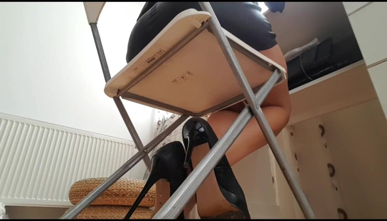 Erotic Tanya: Secretary farting in high heels
