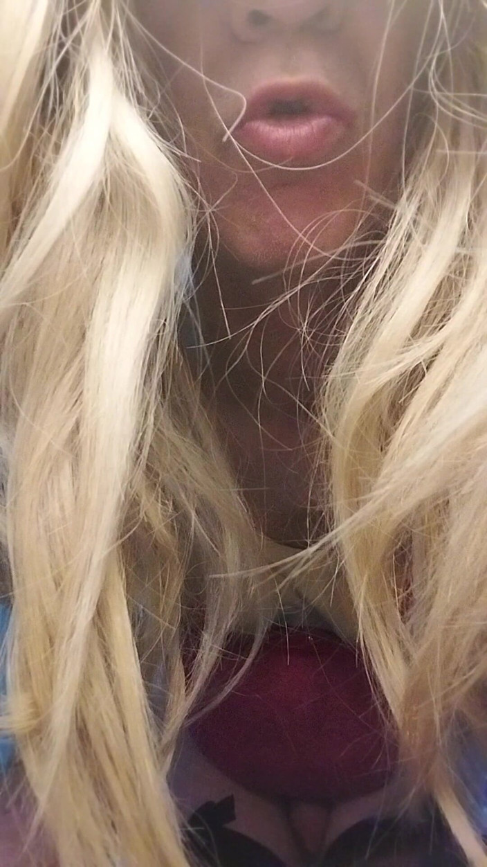 Cindy Belfast: 흑인 대물 자지를 꿈꾸는 금발의 Sissy 정액
