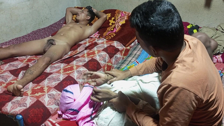 Indian Hijraji: Pantat bahenol waria ini dientot sama dua pacarnya