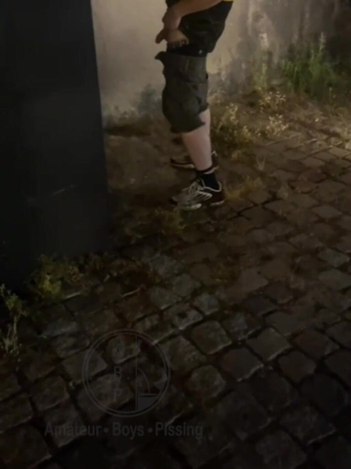 AmateurBoysPissing: Допомагаю йому пописати на вулиці