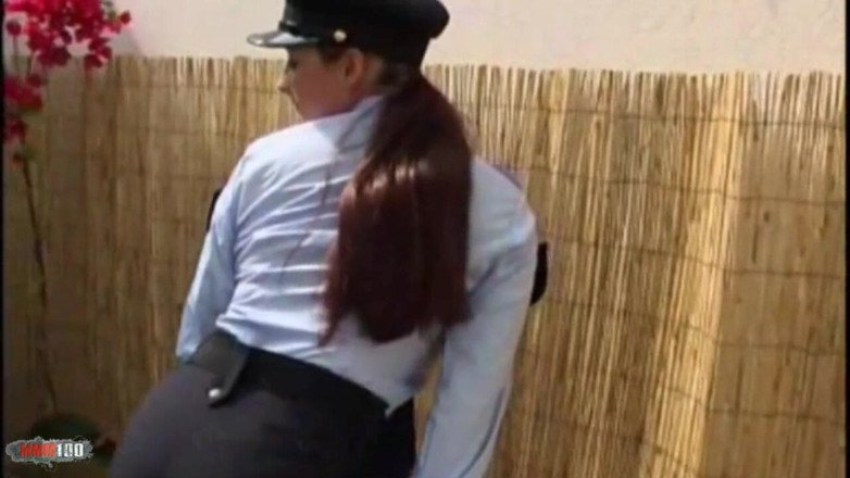 MMM100: Eva : La jolie brune à gros nichons Eva se déshabille