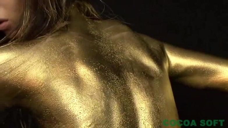 Cocoa Soft: Une belle femme fait de l'exercice avec de l'or pour...
