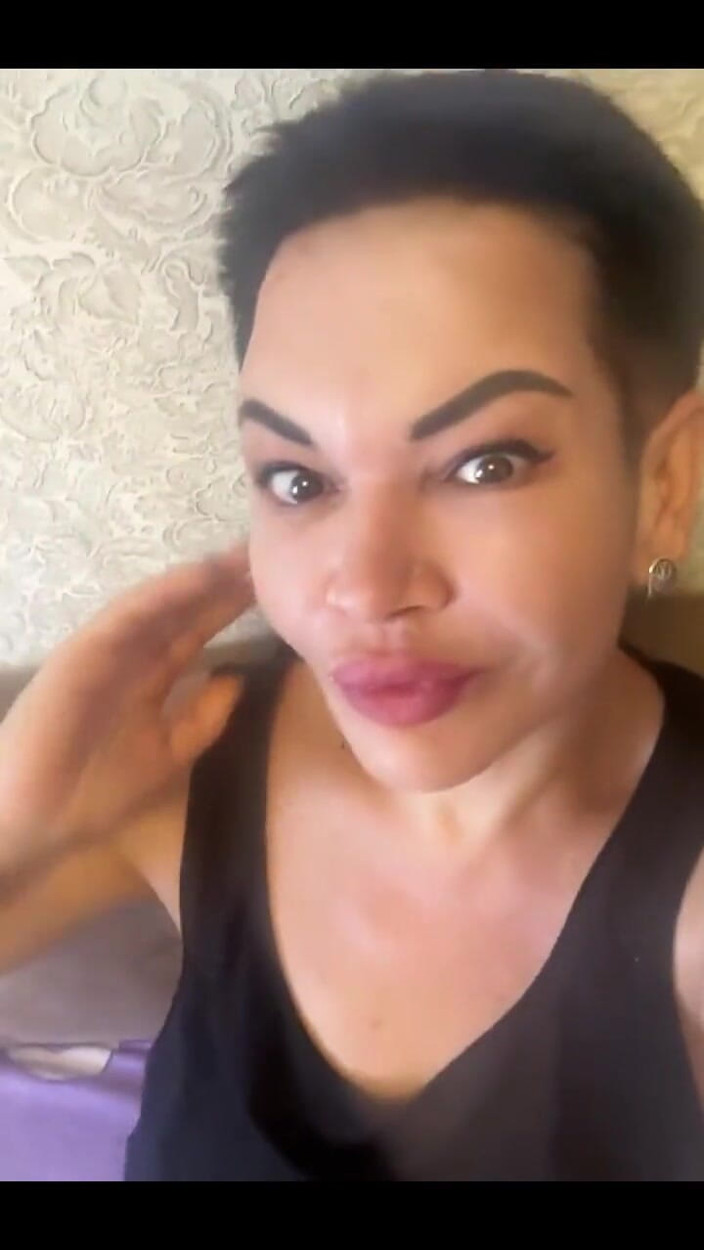 KarmenMilf: Bonjour