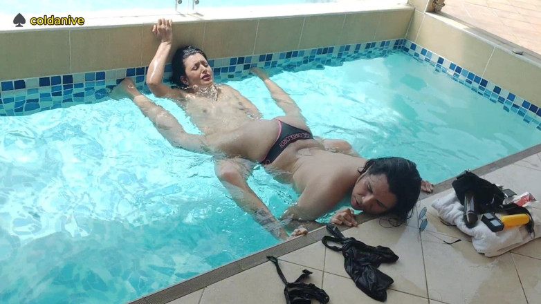 COLDANIVE: Sexe avec un pegging à la piscine, anulingus et fun