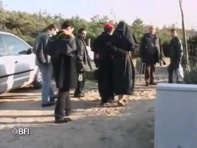 Hardcore bombshells: Une Italienne adoptée suce une bite et baise en bas.