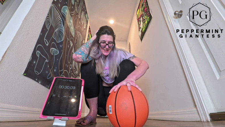 Peppermint Giantess: 6'7 lange godin eenhandig basketbal uitdaging hoe lang kan deze...
