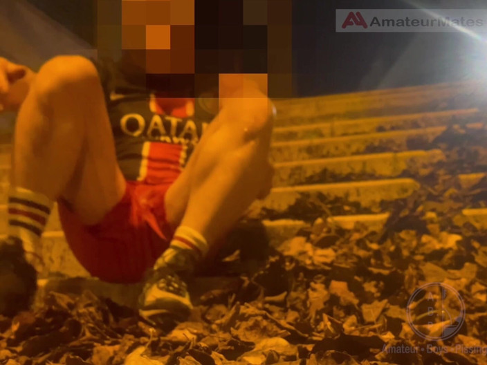 AmateurBoysPissing: Ragazzo Amatoriale in Attrezzatura Da Calcio Beccato a Bagnarsi in...