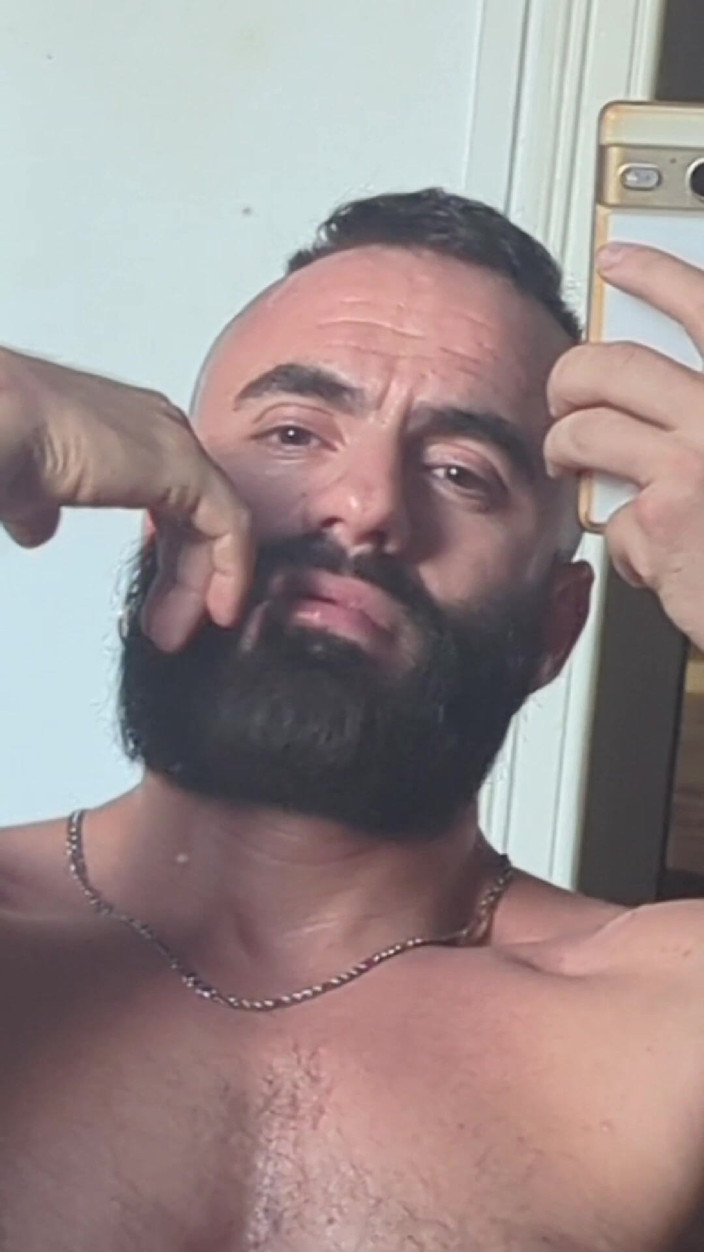 The Bearded Master: 내 강한 몸과 하드 자지를 보여주는.