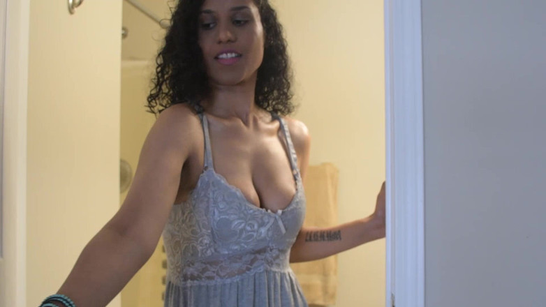 Sexy Lily: Geile Indische stiefmoeder neukt geile stiefzoon