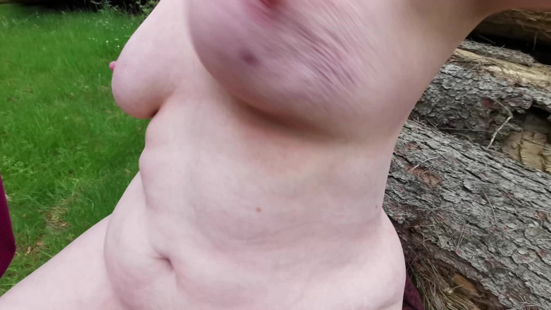 Bouncy Tits Action: Ляскаючи голу свиню в лісі
