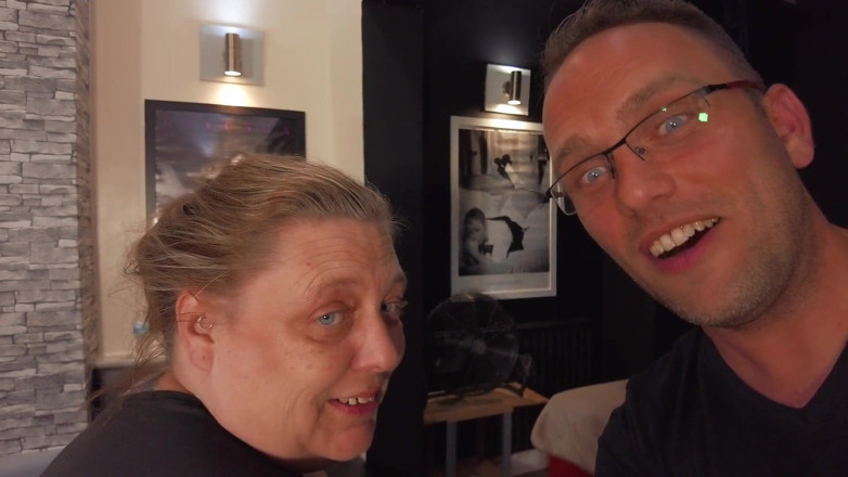 Mervyn and Pervin: Pervin je na návštěvě swingers klubu