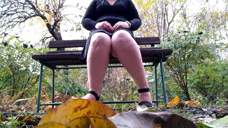 Elena: Товстушка писяє через трусики, широко розставлені ноги, сидячи на лавці.
