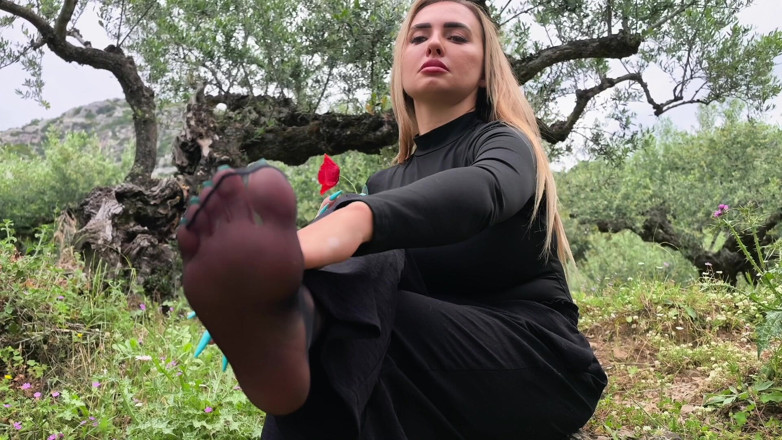 Goddess Lena: Birkenstock &amp; Nylons Buiten