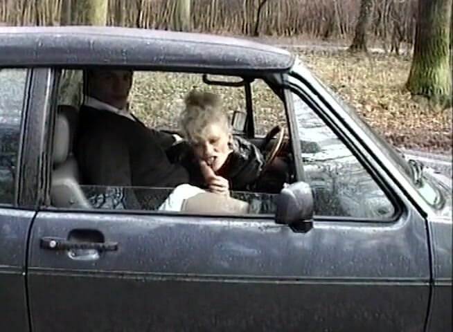 European Classics: Blonde rijpe vrouw zuigt de pik van haar minnaar in...