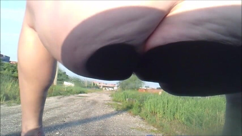 naughtynikki777: La ragazza monella la lava alla finestra all'aperto