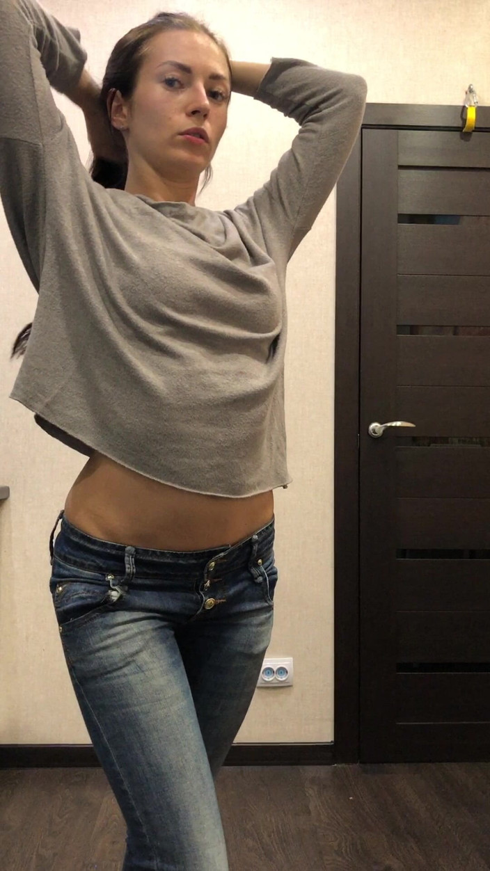 Princess Monica: 在 3 件毛衣中显示伸展测试肚子