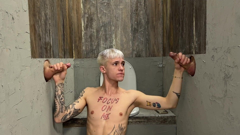 Falcon Al: Il giovane twink tatuato si è regalato a sconosciuti nella cabina...