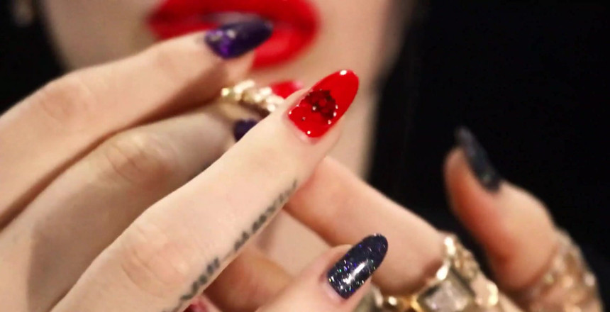 Goddess Misha Goldy: Fetish golden jewelry dan lipstik merah!