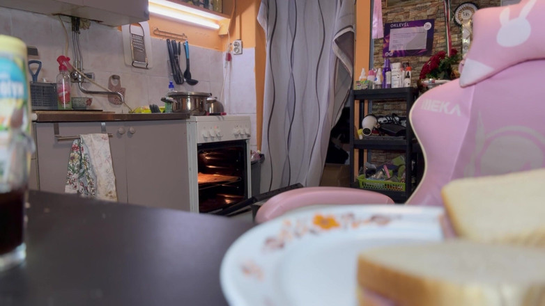 Cuteblonde666: Namorada personalizada experimenta café e sanduíche