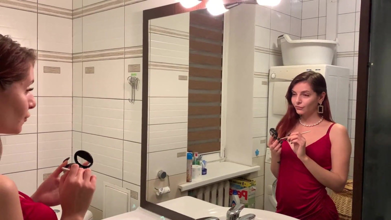 Petite Princesses Femdom: Mistress Sofi w czerwonej sukience używać niewolnika krzesła - ignorować siadanie...