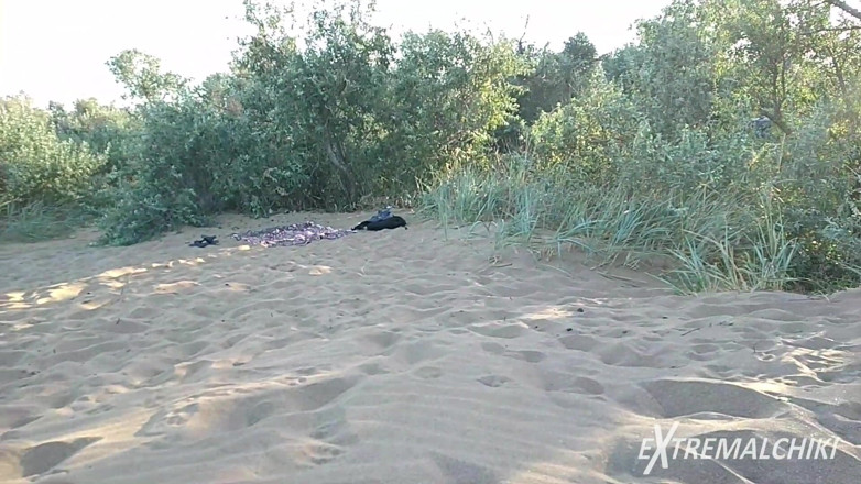 Extremalchiki: Playa de twink desnudo