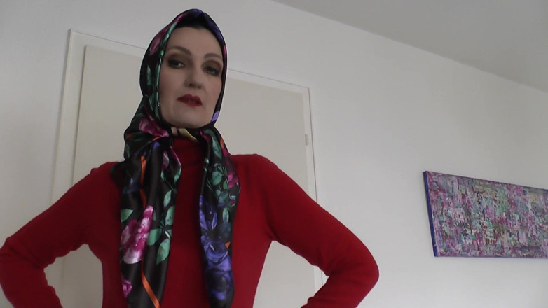 Lady Victoria Valente: Dame Victoria Valente toonde elegante satijnen hoofddoeken met een rode...