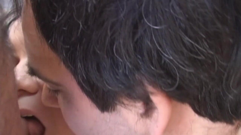 Bisexual Illusion: Mora italiana succhia un cazzo e si fa inculare