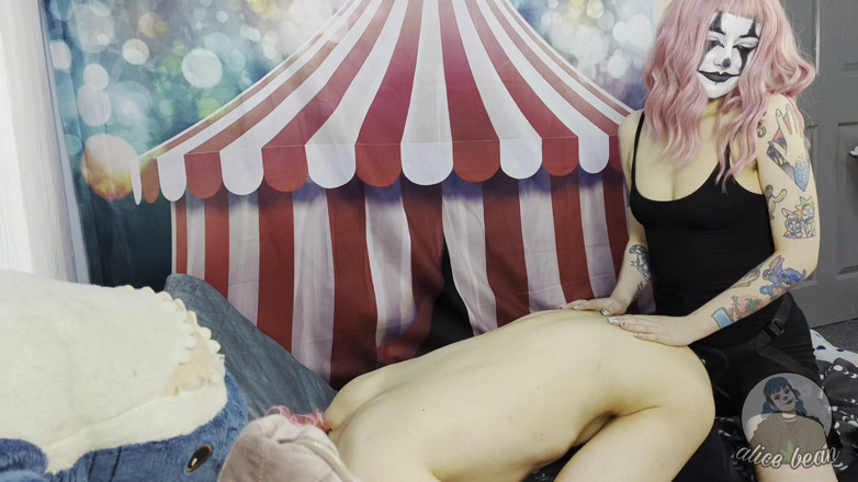 Alice Bean: Încornorați - Circ cu în cur cu vibratorul legat