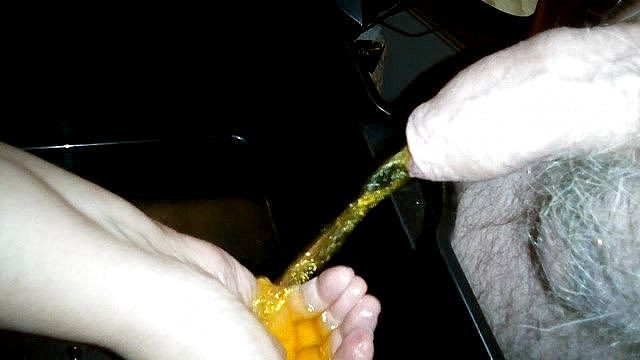 Sex hub couple: Jen își spală mâna în pișarea lui John